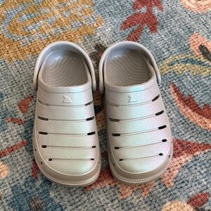 Rugged shark • purple pearlesent slip on